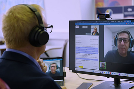 Christopher Hanson impartiendo una clase online.