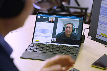 Christopher Hanson impartiendo una clase online.